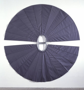 Rebecca Horn, Mechanischer Körperfächer, 1974-75, Fabric, wood and metal, 280,3 x 270 cm, Tate Moderne-London, © Tate, London 2019, © Adagp, Paris 2019