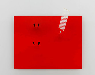 Takis, Magnetic Wall 9 (Red), 1961, Acrylic paint on canvas, magnets, metal, cloth, nylon thread, 180 × 220 × 10 cm, Centre Pompidou, Musée national d’art moderne – Centre de création industrielle-Paris, © ADAGP, Paris and DACS, London 2019, Photo: Georges Meguerditchian