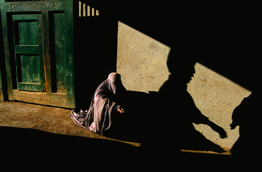 BOOK:Steve McCurry-The Unguarded Moment, Phaidon Publications 