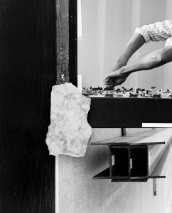 Tarek Atouis Hände bei der I/E-Performance in Louvre, Paris (2013), Container ship hull and steel rails in Abu Dhabi ports (2017), Tarek Atoui’s hands during I/E performance at the Louvre, Paris (2013), marble stone, Photo: © Alexandre Guirkinger