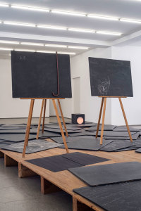 Joseph Beuys, Directors of a new society, 1974–1977, blackboards with Chalk labeled, 100 pieces, easels, 3 pieces, walking stick (brown), light box with Photo, painted wooden pedestal, 228.5 × 1186 × 521 cm, acquired in 1976 by the State of Berlin, © VG Bild-Kunst, Bonn 2021 © National Museums in Berlin, National Gallery / Mathias Völzke