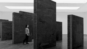 Richard Serra, Every Which Way, 2015, Weathering steel, Sixteen slabs, Five slabs, each: 11’ x 6’ x 11¾” (3.4 m x 1.8 m x 29.9 cm), Six slabs, each: 9’ x 6’ x 11¾” (2.7 m x 1.8 m x 29.9 cm), Five slabs, each: 7’ x 6’ x 11¾” (2.1 m x 1.8 m x 29.9 cm), Overall: 11’ x 52’ 6” x 21’ (3.4 x 16.3 x 6.4 m) , © Richard Serra/Artists Rights Society (ARS), New York, (DACS), London, Courtesy the artist and David Zwirner