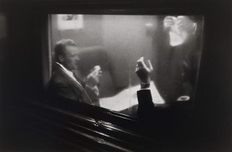 Louis Stettner, Joueurs de cartes-Série Penn Station New York/États-Unis, 1958, Collection Centre Pompidou Musée national d’art modern-Paris, © Louis Stettner & Centre Pompidou/Dist. RMN-GP, Courtesy Centre George Pompidou