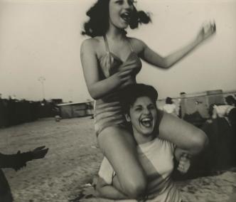 Sid Grossman, Coney Island, 1947, © Howard Greenberg Gallery-New York.