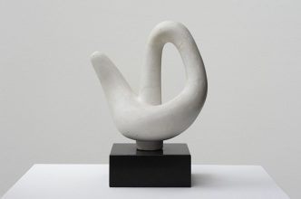 Hans Arp, Traumamphore / Objet de rêve à l’anse (Dream Amphora), 1941, © Stiftung Arp e.V. Berlin-Rolandswerth & 2016 Artists Rights Society (ARS)-New York, Courtesy Hauser & Wirth