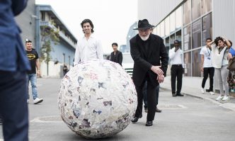 Michelangelo Pistoletto, Do it - Walking Sculpture (Dubai)