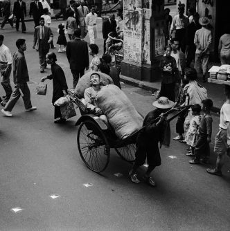 Ed van der Elsken, Rickshaw, Hongkong, China (1959-1960) Nederlands Fotomuseum / © Ed van der Elsken / Leiden University Library, Special Collections