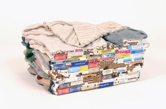 Liz Magor, Carton II, 2006, Polymerized gypsum, cigarettes, chewing gum, matches, lighters, 29.2 x 53.3 x 48.2 cm, Collection du Musée d’art contemporain de Montréal, Photo : Richard-Max Tremblay