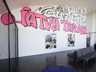 Ilja Karilampi, Pääkaupunki, 2017, Wall painting: Gustav Wideberg, Courtesy of Erik Nordenhake-Stockholm, & Sandy Brown-Berlin, Photo: Finnish National Gallery / Pirje Mykkänen