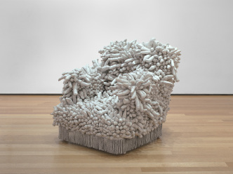 Yayoi Kusama, Accumulation No 1, 1962, Sewn stuffed fabric, paint, and chair fringe, 94 × 99.1 × 109.2 cm, The Museum of Modern Art, New York, Gift of William B. Jaffe and Evelyn A. J. Hall (by exchange), 2012, Fondation Louis Vuitton Archive