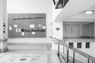 David Goldblatt, «Temporary» Censorship of its artworks by management of the University of CapeTown : at left a drawing by Diane Victor has been covered ; at right, woodcuts by Cecil Skotnes have been removed. University of Cape Town, 14 May 2016, Digital print on gelatin silver paper, 29,5 x 44 cm, Courtesy David Goldblatt and Goodman Gallery Johannesburg/Cape Town, © David Goldblatt