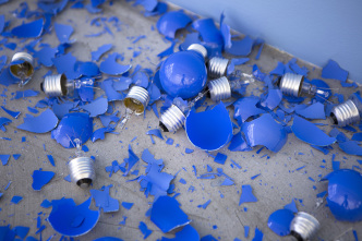 Claude Lévêque, Paradiso (Detail), 2018, Standard blue light bulbs (15 W – E27), Variable dimensions, © ADAGP Claude Lévêque, Photo : archives kamel mennour, Courtesy the artist and kamel mennour-Paris/London