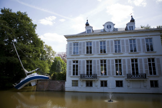 MIDDELHEIM MUSEUM (view of the castle), Erwin Wurm, Misconceivable, 2010 © SABAM Belgium 2018 - Photo: Jesse Willems