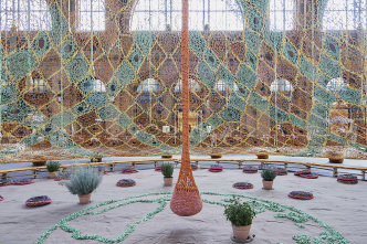 Ernesto Neto, GaiaMotherTree, 2018, Zurich Main Station, Photo: Mark Niedermann, Courtesy Fondation Beyeler