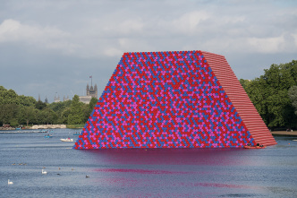 Christo and Jeanne-Claude, The London Mastaba, Serpentine Lake, Hyde Park, 2016-18, Photo: Wolfgang Volz, © 2018 Christo