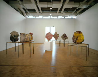 Franz West, Gruppe mit Kabinett, 2001, Set of 8 sculptrures, Papier-mâché, gaze, tables, Variable dimensions, Centre Pompidou, Musée national d’ art modern-Paris, Photo: © Centre Pompidou / Dist. RMN-GP / Ph. Migeat