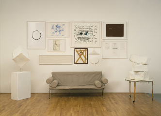 Franz West, Viennoiserie (Rooseum, Malmö, Suéde), 1998, Sofa, table, sculptures, panel, works on paper (Seamus Farrell, Richard Jackson, Roland Kollnitz, Paul mcCarthy, Otto Muhl, Raymond Pettitbon), Variable dimensions, Tate Modern-London, Photo: © Tate-London, dist. RMN-Grand Palais / Tate Photography