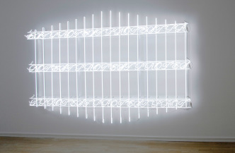 Iván Navarro, The Protest Fence, 2013, Neon, aluminum structure and electricity, 218,4 x 299,7 cm, Courtesy of the artist and Galerie Templon Paris-Brussels