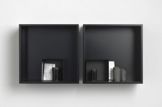 Edmund de Waal, a world, VI, 2018, 4 porcelain vessels, 2 porcelain tiles with silver gilding and 2 steel boxes in a pair of aluminium and prexiglass vitrines, 27.9 x 57 x 10 cm, © Edmund de Waal, Photo: Mice Bruce