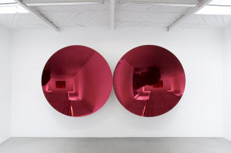 Anish Kapoor, Mirror (Magenta Apple mix 2), 2018, Stainless steel and lacquer, 172 x 172 x 27 cm, © ADAGP Anish Kapoor 2018 Photo: Archives kamel mennour, Courtesy the artist and kamel mennour, Paris/London