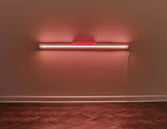 Dan Flavin, Untitled, 1964-74, Red and pink fluorescent tubes, 8 ft wide 243,8 x 22 cm, © Stephen Flavin / ADAGP-Paris 2018 Photo: Stephen White-London, Courtesy Galerie Thaddaeus Ropac London/Paris/Salzburg