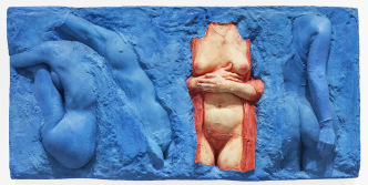 George Segal, Flesh Nude in Blue Field I, 1977, Plaster, paint, 85,1 x 171,5 x 20,3 cm, © The George and Helen Segal Foundation Inc., Courtesy of Galerie Templon-Paris/Brussels