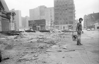 Gordon Matta-Clark creating Garbage Wall under the Brooklyn Bridge in 1970, © The Estate of Gordon Matta-Clark / Artists Rights Society (ARS)-New York, Courtesy The Estate of Gordon Matta-Clark and David Zwirner