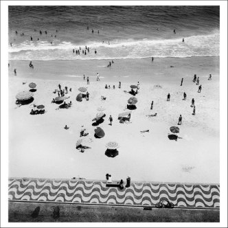 Kurt Klagsbrunn, Acrobatics on the beach, Copacabana, 1946, © Victor Hugo Klagsbrunn, Courtesy Jewish Museum Vienna