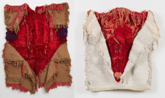 Left: Josep Grau-Garriga, Porta oberta (Porte ouverte), 1974, Hemp, wool, and synthetic fibers, 220 x 165 cm, © Josep Grau-Garriga, Courtesy Almine Rech Gallery. Right: Josep Grau-Garriga, Nova imatge (Nouvelle image), 1973, Wool, cotton and synthetic fibers, 82 x 80 cm, © Josep Grau-Garriga, Courtesy Almine Rech Gallery