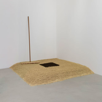 Gina Pane, Stripe Rake, 1969, Sand, humus, wooden rake 17 x 200 x 200 cm, View of the exhibition “Terre protégée”, kamel mennour (47 rue Saint André des Arts), Paris 6, 2018-2019, © ADAGP Gina Pane, Photo: archives kamel mennour, Courtesy Anne Marchand and kamel mennour, Paris/London