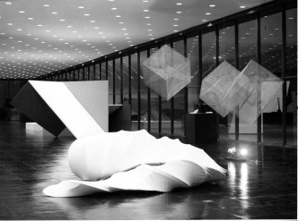 Lydia Okumura, Installation at Museu de Arte Moderna, Sāo Paulo, 1984. Vintage B&W Photograph. Photo: Roberto Okumura. ©Lydia Okumura. Courtesy of Anke Kempkes Art Advisory / Galerie Thaddaeus Ropac-London/Paris/Salzburg