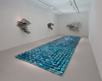 Jean-Michel Othoniel, Blue River, 2019, Installation view at Perrotin, Paris, 2019, © Jean-Michel Othoniel / ADAGP-Paris, 2019, Courtesy the artist and Perrotin Gallery