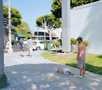 Jeff Wall, Parent child, 2018, inkjet print, 220 × 275 cm, © Jeff Wall, Courtesy the artist and Gagosian