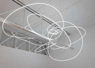 Lucio Fontana, Neon Structure for the Ninth Milan Triennial (Struttura al neon per la IX Triennale di Milano), 1951, Glass tube and neon, 280 × 1000 × 1200 cm, Dimensions variable overall, Destroyed, On show: reconstruction 2019, authorized by Fondazione Lucio Fontana, Milan © Fondazione Lucio Fontana, Bilbao, 2019