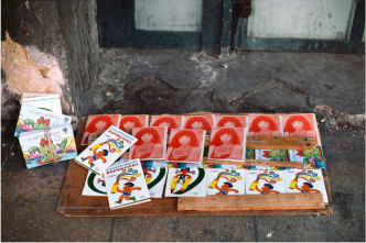 Martha Rosler, Notebooks for sale (from the series Cuba, January 1981), 1981, Digital c-print. 27,9 × 41,3 cm, © Martha Rosler, Courtesy the artist and Galleria Raffaella Cortese