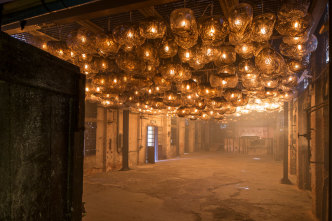 Loris Gréaud, The Unplayed Notes Factory, 2017, Glass, light bulbs, metal, from 30 to 60 cm diameter each piece / variable dimensions (installation), Photo: Greaudstudio, © Loris Gréaud, Gréaudstudio