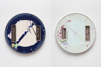 Left: Magali Reus, Setings (City Pollen), 2019, Powder coated and airbrushed steel, aluminium, sprayed UV printed resin, acrylic, grub screws, Unique, ø 71 x 5 cm, © Magali Reus, Courtesy the artist and Galerie Eva Presenhuber. Right: Magali Reus, Setings (Table Service), 2019, Powder coated and airbrushed steel, aluminium, sprayed UV printed resin, acrylic, grub screws, Unique, ø 71 x 5 cm, © Magali Reus, Courtesy the artist and Galerie Eva Presenhuber