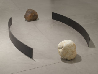 Lee Ufan, Relatum – expansion place, 2008, Steel, stone, © 2019 Artists Rights Societry (ARS)-New York / ADAGP-Paris, Coourtesy the artist and Pace Gallery