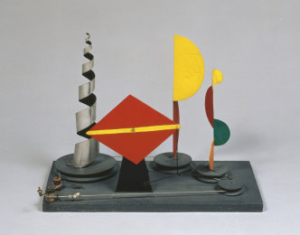 Alexander Calder, Untitled (maquette for 1939 New York World’s Fair), 1938, Sheet metal, wood, wire, string, and paint, 35.5 x 49.5 x 23.5 cm, Calder Foundation-New York, © 2019 Calder Foundation-New York / VEGAP-Santander