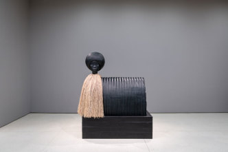 Simone Leigh Sentinel, 2019 Bronze and raffia, 198.1 x 166.4 x 102.9 cm, Courtesy the artist and Luhring Augustine-New York , Installation view: The Hugo Boss Prize 2018: Simone Leigh, Loophole of Retreat, Solomon R. Guggenheim Museum-New York, 19/4-27/10/19, Photo: David Heald, © 2019 The Solomon R. Guggenheim Foundation