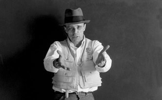 Joseph Beuys, Scultura invisibile performance in studio, 1973, Photo: Elisabetta Catalano