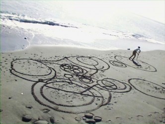 Atsuko Tanaka, Round on Sand, 1968, © Kanayama Akira and Tanaka Atsuko Association