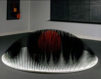 Jesús Rafael Soto, Duomo centro rosso (Dome with Red Center), 1997, Paint on metal, 75 x 250 x 250 cm, Private collection, © Jesús Rafael Soto, ADAGP, Paris / VEGAP, Bilbao, 2019