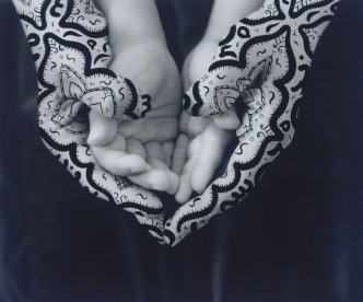 Shirin Neshat, Bonding, 1995, © Shirin Neshat, Courtesy the artist and Gladstone Gallery-New York/Brussels