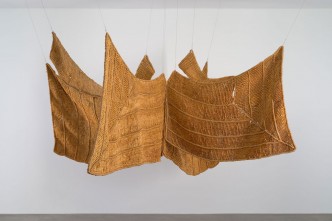 Aurèlia Muñoz Águila Beige, 1977, Macramé with hand-dyed sisal and jute yarn, 182.9 × 396.2 × 381 cm, MoMA Collection, Committee on Architecture and Design Funds, Courtesy MoMA