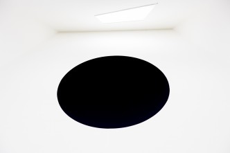 Anish Kapoor, L'Origine du monde, 2004-19, Cement and pigment. Photo: Patricio Pidal, © Anish Kapoor. All rights reserved DACS/SAVA, 2019 Image courtesy of Fundación Proa