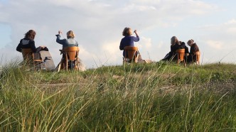 Mary Zygouri, JE REVIENS TOUJOURS, 2017, Video performance \ Installation, Performers\Actors: CRETE: Efi Ilia, Christine Ladouce, Maria Epitropaki, Eutixia Kassotaki, Elena Dermitzaki, eytixia Makraki. OSTEND: Sonja Vanhee, Rita Thys, Kathleen Daly, Catherine Van Assche Stephy Gesquiere, Sara Emilia, Camera: Max Meyer, Nektarios Hatziantonakis, Maria Angelli, Light Designer: Maria Dermitzaki, Editing: Theodore Popesku, Mary Zygouri, Sound Designer: Nicolas Konstantinou, Photography: Nele Thorrez, © Mary Zygouri, Courtesy the artist