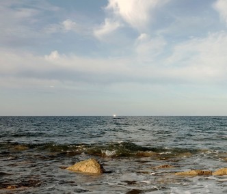 Giovanni Casu, Drawing the horizon with the sun from the series: This_is_not_the_present_, Thira September 23th 2019, Ephemeral light sculpture. Reﬂected 5km long sunrays during 6 hours. Documentation: photo performance (6 hours exposure) by Stefano Urani. With photographic 0.30mm pinhole Stenopeic analogical medium format camera Mamiya RB67. On Ilford Panf PLUS b/w, 50 ISO ﬁlm, Duration: 6 hours. From 7.10 am (dawn) to 1.10 pm (zenith), Local time. In collaboration with: Cosmos of Culture, Evangelia Basdekis, CAP/ Corinth Art Platform Residency (corinthartplatform. com), Kali Nikolou, (http://kalinikolou.com), Marius Buning, Freie Universität, Berlin (mariusbuning.com), Stefano Urani (https://aﬁrmnighholisticpress.wordpress.com/2016/03/28/meta-photographies-the-alchemist-lemon-afnhp12-materializing-soon/), Sarah Elsing (writer and journalist: sarahelsing.de), Sardisches Kulturzentrum Berlin