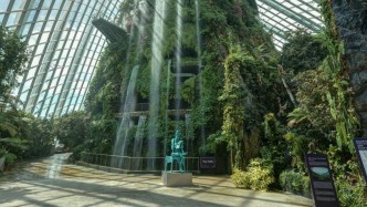 Lee Kuang-Yu, Thinker, (2014), exhibition view “A Sculptor’s Secret Garden”, Gardens by the Bay Singapore, 2020-21, Courtesy Gardens by the Bay Singapore