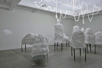 Christian Boltanski, Les Linges, 2020, Metal tables on wheels, cardboard, cotton cloth, staples, neon flexible LED, Dimensions variable, © Christian Boltanski, Courtesy the artist and Galerie Marian Goodman